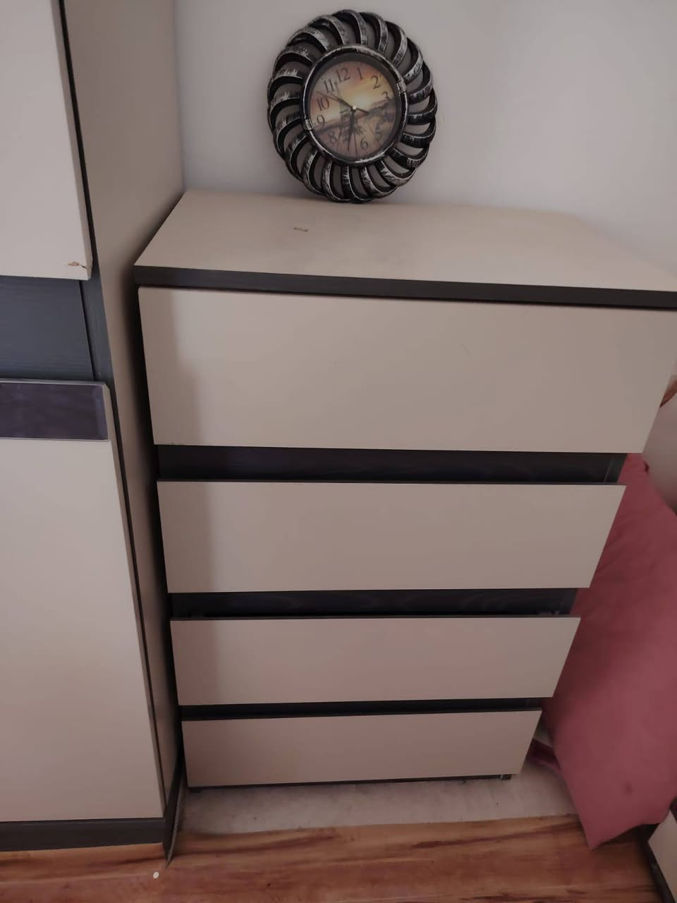 السلام عليكم غرفه تركي درجه اولى مستخدمه سبوع
السعر مليون 
مكان الحيانيه قرب سوك القسم 
رقم هاتف-***********
