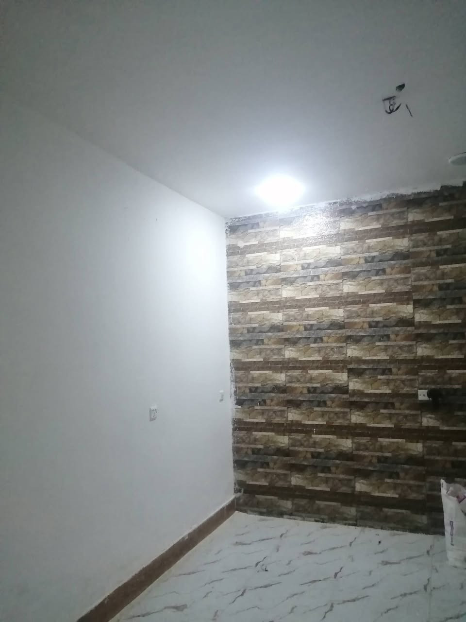 سلام عليكم بيت مساحه ٥٠ البلديات ضياء الحلفي غرفتين وصاله ومطبخ وحمام واستقبال وسطحين شارع عريض موجه البيت للاستفسار *********** متواجد خاص
