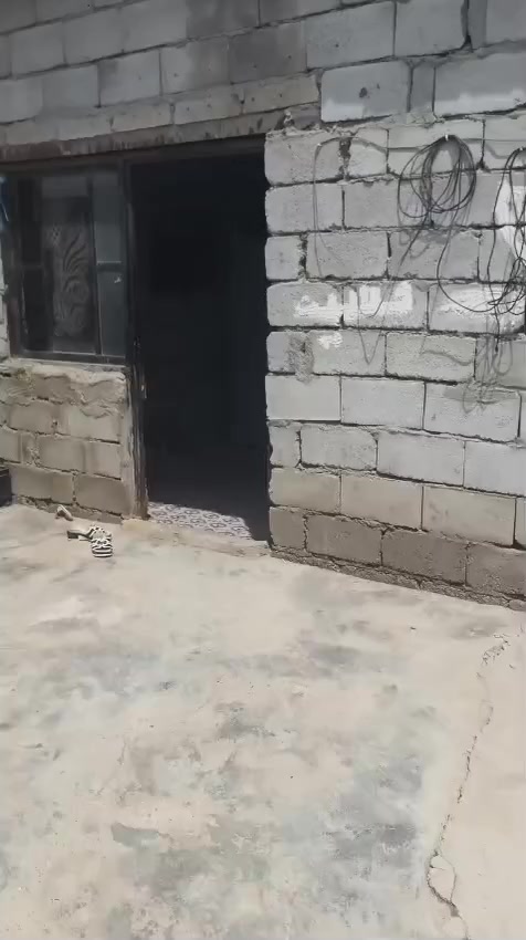 سلام عليكم بيت حواسم غرفتين وصاله ومطبخ وكراج وحديقه وبيت على الشارع بشماليه يم اللحيمجي قريب على المدرسه وقريب على المستوصف كلشي قريب يمك بيت ماناقصه شي تعال واكعد ومساحته واسعه للأستفسار ع رقم  ***********  سعر 13 مليون وبي مجال
