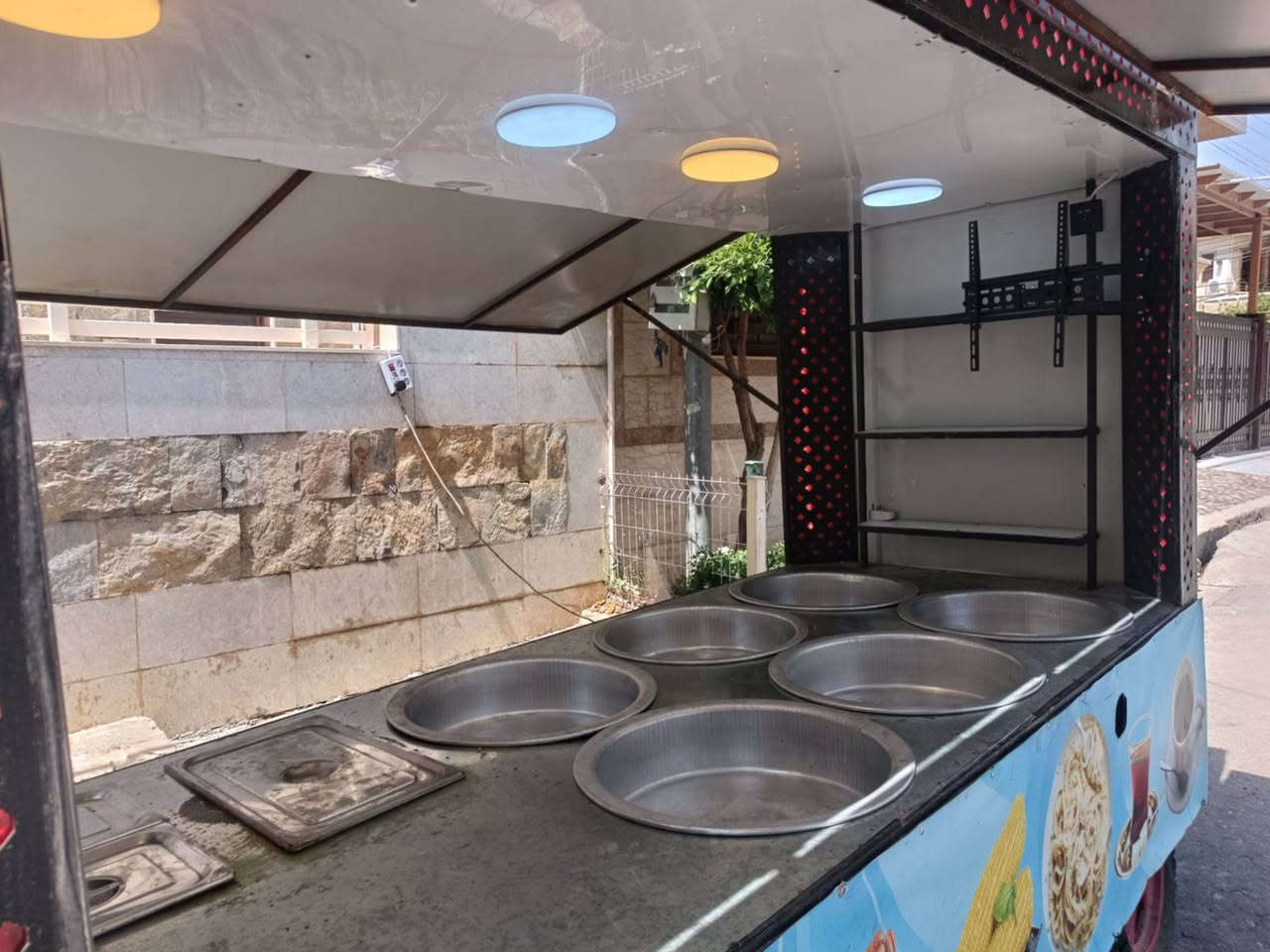 عارەبانەی خواردن دروست كردن تازە بەڕادان دراوە زۆر زۆر توند و تۆڵە شەش دانە تەشتی هەیە شوێنی برنجی هەیە تایەكانی شەفتە بە ماتۆڕ یا بە سەیارە ڕادەكێشرێ هەتا بەغداش بتەوێ دەڕوا جێگای نزیكی هەشت خاز زیاتری هەیە كارەبای هەیە هەموو بۆڕیەكانی دوو ملیمە سێ ملوێن زیاتری تێچوە ئێستا بە ملیۆنەك و 900هەزاری دەفڕۆشی لە هەولێر . هەولێری نوێیە أربيل, العراق


**إذا كنت صاحب هذا الإعلان وتريد حذفه لأي سبب، رجاءا أرسل رسالة إلى الدعم الفني**