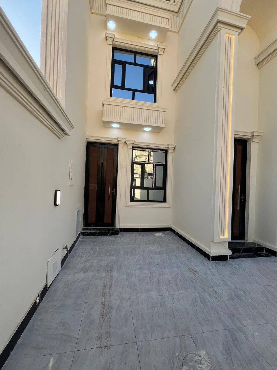 #اسعد #الله اوقاتكم بكل خير احبتي🫶🏻
***********☎️

#جبنالكم #فله #طابقين✅

 بمساحه 250 متر✅

نوع العقار طابو صرف عرصه✅

تحويل بأسم المشتري مباشر✅

#يحتوي #الطابق #الأرضي✅

على غرف منام عدد3 ماستر

+ديوان+كبير+مطبخ+صاله كبيره

+صحيات داخليه كبيره+منور عدد 2

+كراج🚘 +حديقه🌹🌲🍀🌺🌴🌹

+صحيات خارجيه

#الطابق #الثاني #يحتوي

على غرف منام عدد3 ماستر

+صاله كبيره +صحيات كبير

+صطح سيراميك +مسقفات كي سبان

عن الرطوبه وحرارة الصيف الدار

جدآ متعوب عليه مال جناي

لحك واشتري قبل لاينباع

العنوان البصرة ابي الخصيب

 غرب المحكمة الجديدة 

#السعر #المطلوب

 260مليون قابل للتفاوض

مع توفر كافة الخدمات

 #شارع 15مترتبليط بلباب انارة💡ماء كهرباء مجاري

فارق جاهزة للسكن 

     ***********

نستقبل كافة العروض العقاريه✍️
