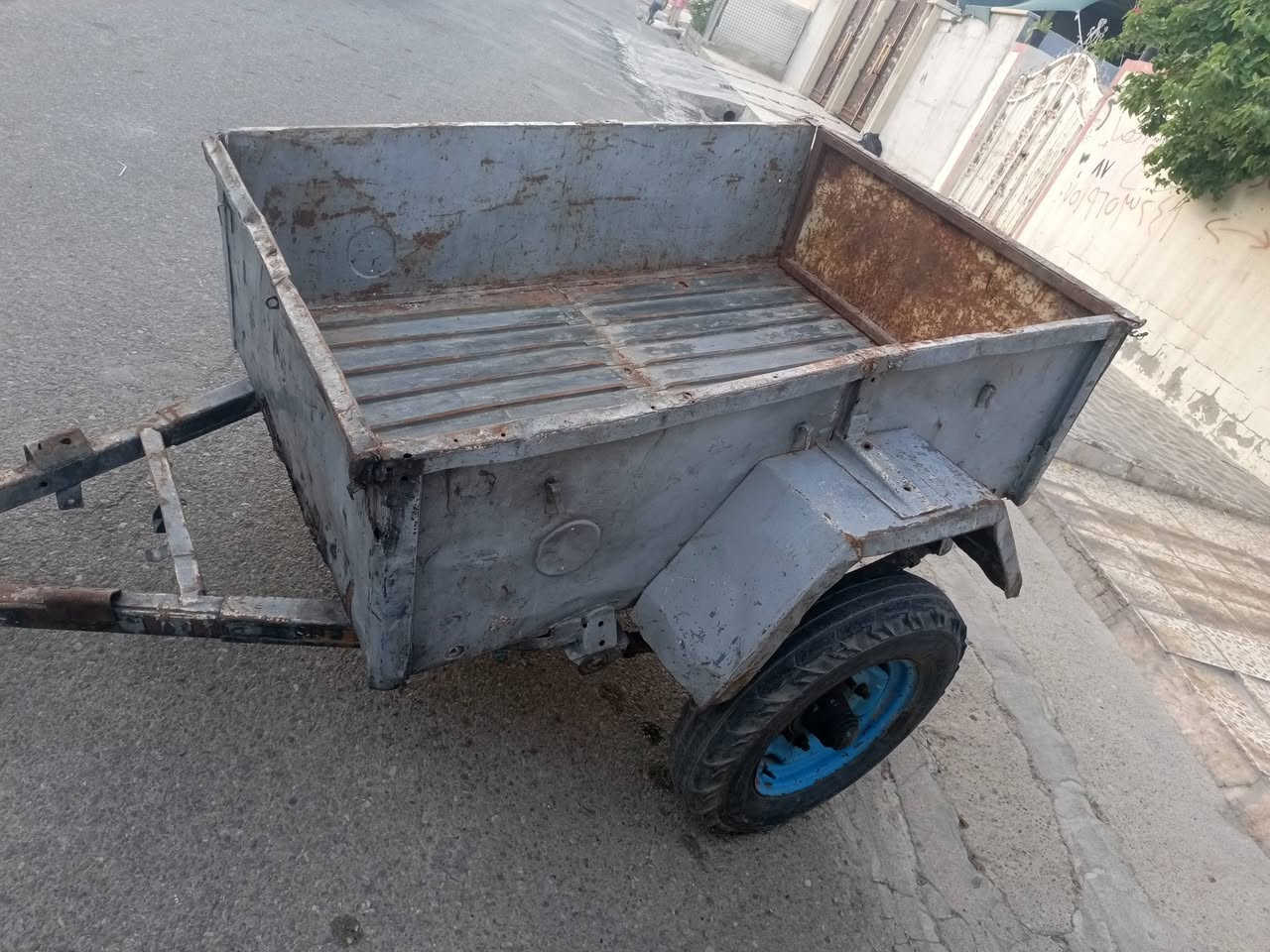 السلام عليكم
من رخصة الادمن
مقطور للبيع 
السعر400الف
العنوان موصل حي البكر خلف جامع البديع ☎️‍***********
