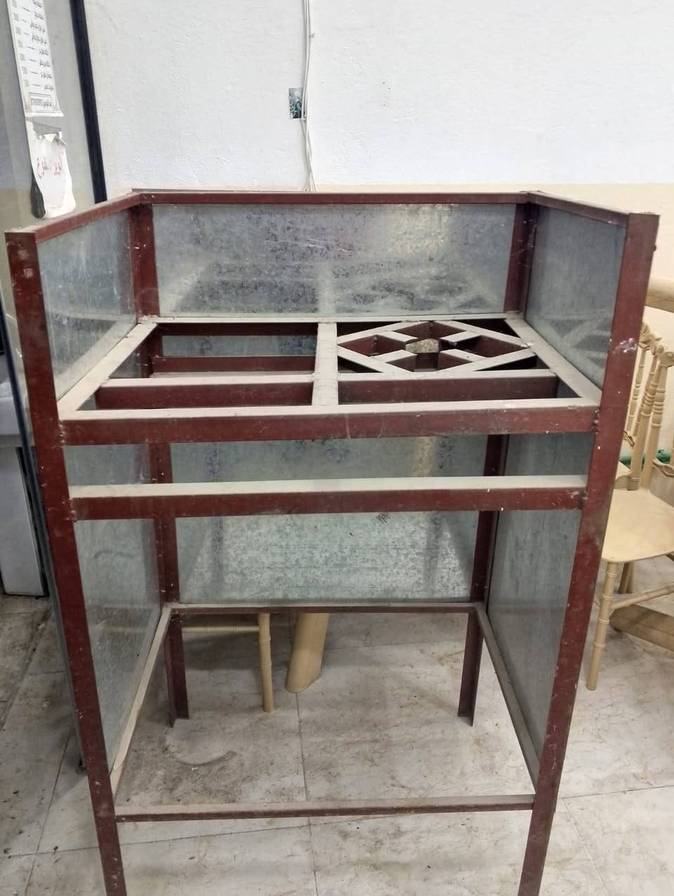 جامخانه سلايت عرض3 متر + ارتفاع 2.5
ميز  مربع عدد/8
ميز مستطيل عدد/2
كراسي عدد/28 
طباخ 3 عيون نضيف 
سنك نضيف 
مغسلة نضيفة 
للاستفسار /***********
