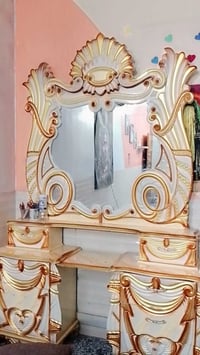 ميز غرفة نوم • أثاث