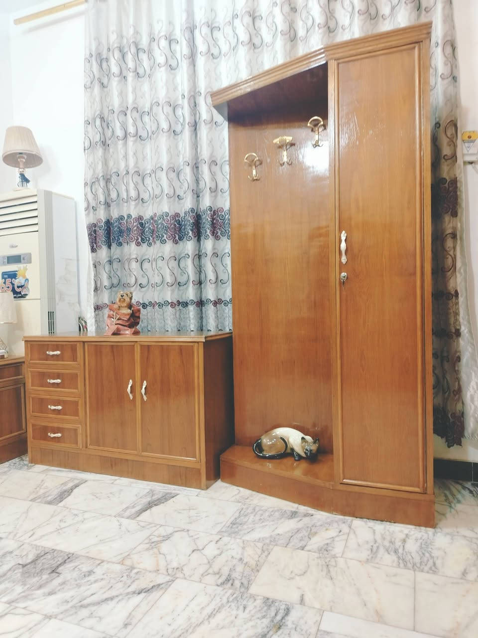 غرفة نوم تسكام صاج داخل وخارج شغل ثقيل استعمال قليل ضهر جرجوبه خمسه ملم استعمال قليل مابيها اي ضرر الواقع احله من الصور تكمه مكفوله من الشخط العنوان حلة حي الجزائر ***********.    ***********
