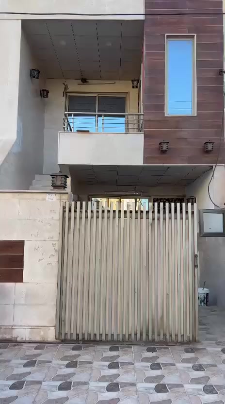 بيت للايجار منطقة زانكو 94 
قرب سوق قرب مشفى زانكو الاهلي
مساحه 100م طابقين دستور سليماني 
يتكون مطبخ صاله غرفه نوم حمامات 
طابق ثاني غرفتين نوم حمامات 
السعر 450الف قفل 
الاتصال ع رقم ***********
