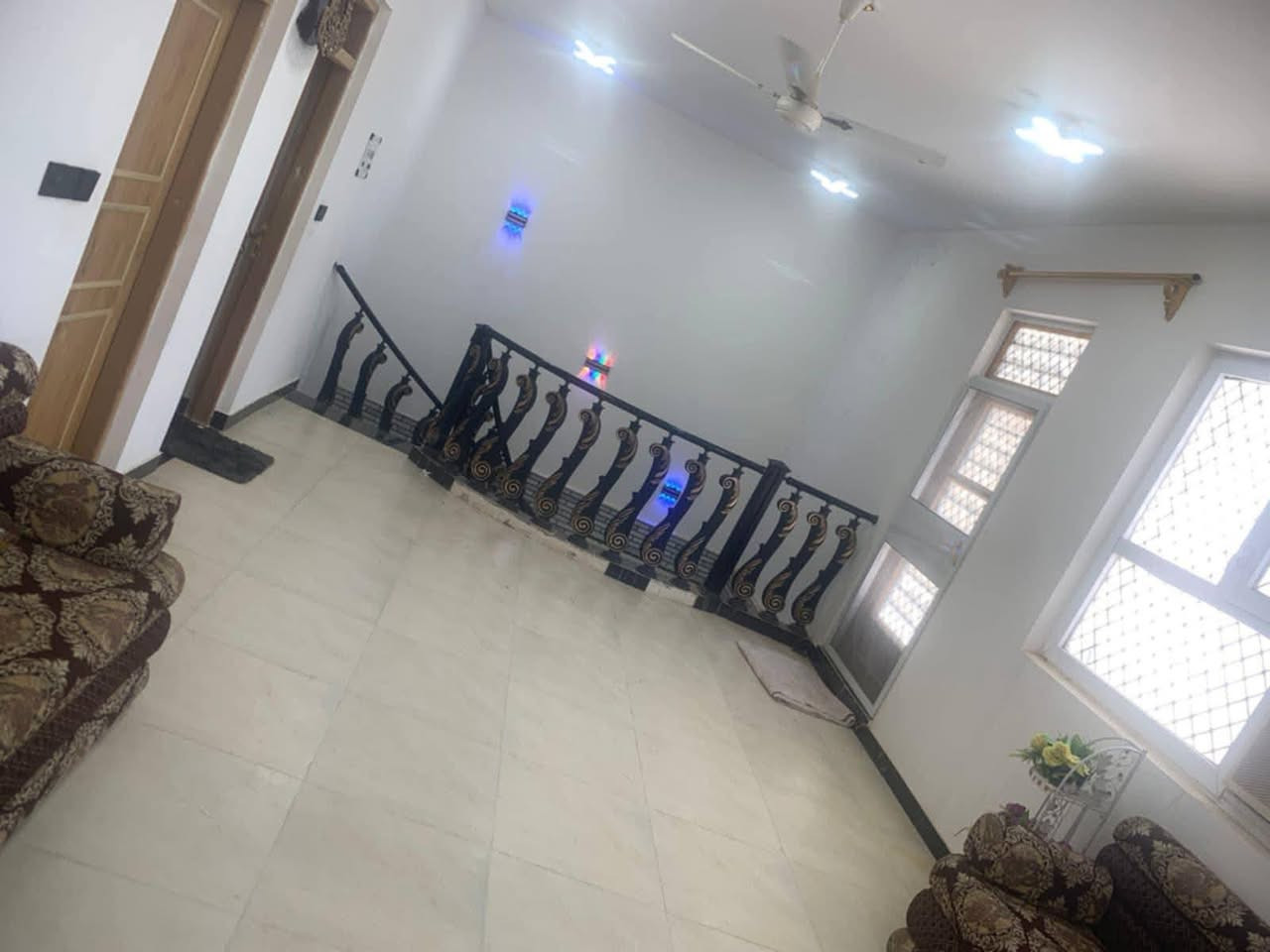 دار للبيع ع طريق بغداد منطقة أبو شطيب مجاور معمل غاز العبعوب الأهلي مقابل محطة الوقود الحكومية، مساحة 264 متر، 11*24، طابق ونصف
الطابق الأول يتكون من غرف نوم(سويت) +صالة+أستقبال +مطبخ+كراج  سيارة
أما الطابق الثاني يتكون من غرف نوم (سويت) +صالة
إضافة للمجموعة الصحية
زراعي سند23
سنة البناء 2022
السعر خاص أو الأتصال ع الرقم
***********
