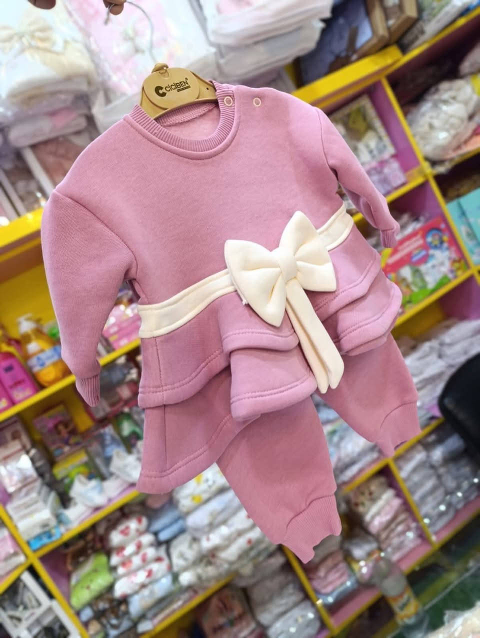 فخامة الشتاء في طقم واحد! 🎀
#​منو_أكثر_لون_حبيتوا؟ الوردي 🌸 أم البيج 🪵؟
تراكسود بناتي مبطن، قمة في الأناقة والراحة لطفلتك.
القياسات متوفرة من 6 أشهر إلى سنتين.
​الحجز والاستفسار واتساب *********** 📲
وصلنا حديثاً تركسود شتوي "مبطن" بجودة عالية جداً. مثالي للطلعات والمناسبات البسيطة بفضل تصميمه الراقي.
​✅ قماش ناعم على بشرة الطفل.
​✅ بطانة داخلية دافئة جداً.
​✅ ألوان ثابتة وتصميم مميز بفيونكة "أوف وايت".
​تفضلوا بزيارتنا في البسه الكرم للاطفال _ موصل حي سومر ، أو اطلبوا الآن عبر الخاص! 📩
