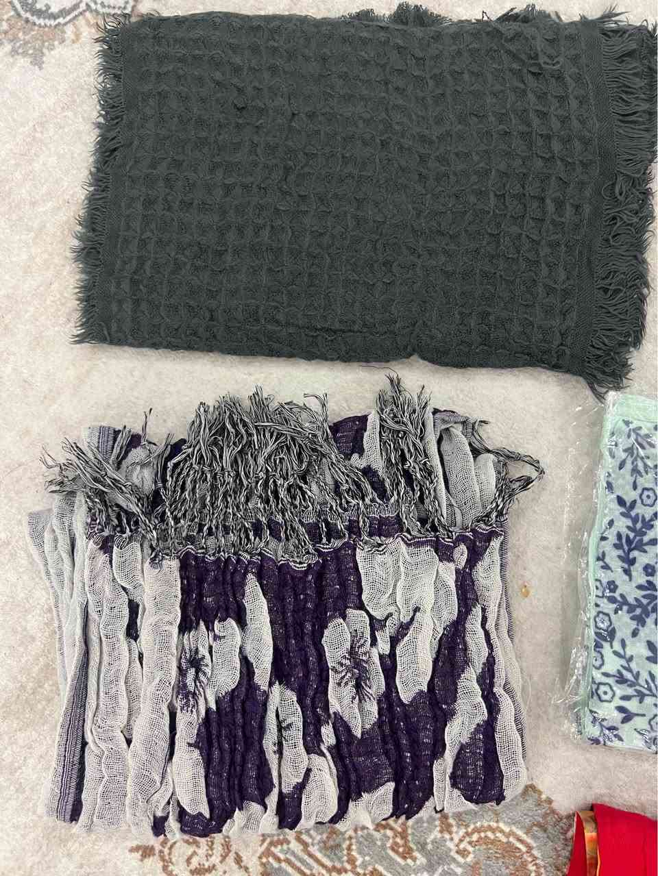 بۆ ئەو بەڕێزانەی دوکانی لەچکیان هەیە یان ئیشی لەچک و ملپێچ ئەکەن،

٤٠٠٠ عدد لەچک و ملپێچ تێکەڵ بە جوملە بۆ فرۆشتن زۆربەی لەچکە❗️

هی بەڕێزێکە دوکانەکەی لابردووە و ئەیانفرۆشێتەوە

یەک دانەی نرخی ١٠٠٠ دینارە لەگەڵ خاوەنی قسە بکەن کەمتریش دەبێت.

ئەمە چەن مۆدێلێکی کەمە زۆر زۆرن مۆدێلەکان 

پەیوەندی بە خاوەنی بکەن 

     *********** السليمانية, العراق
