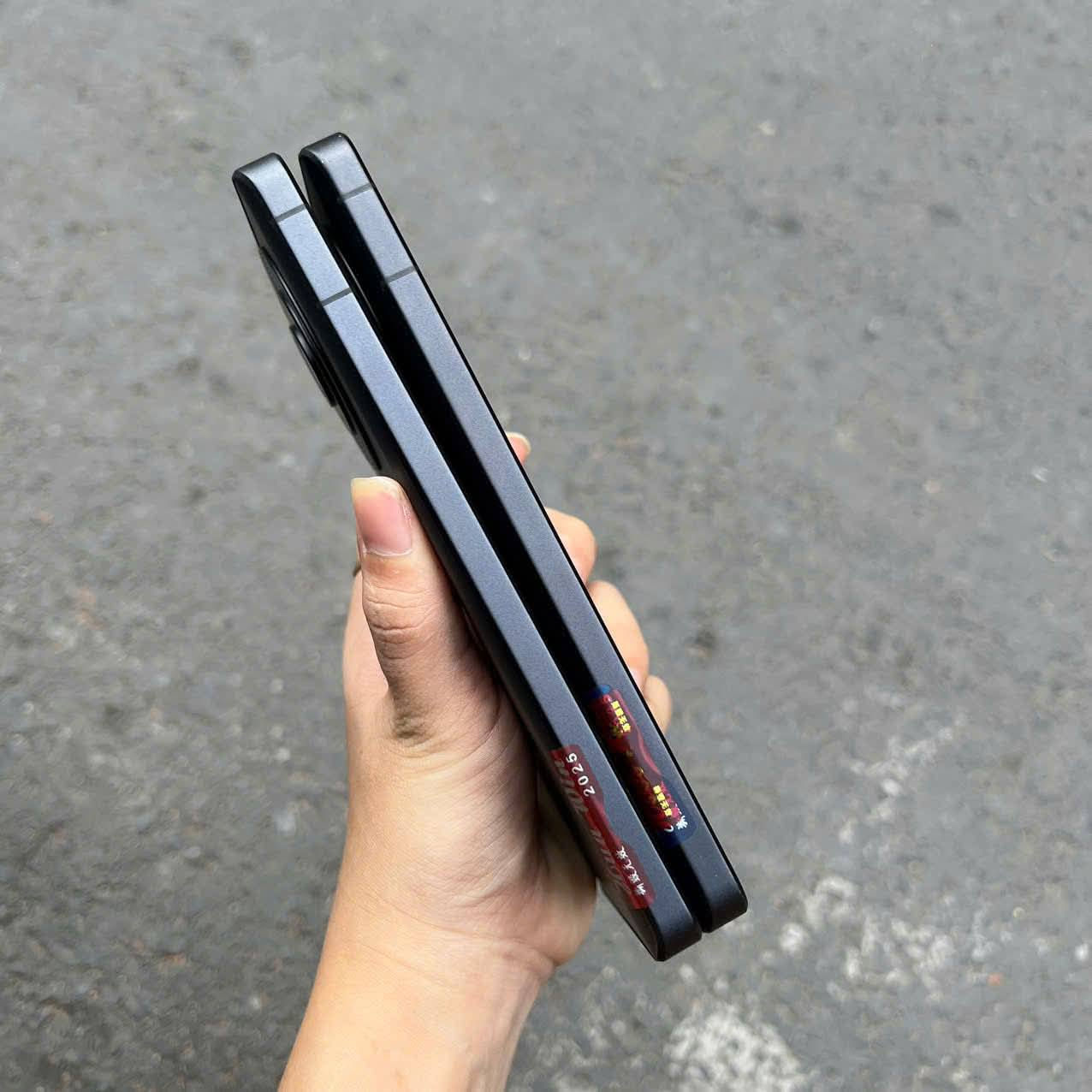 ⚡️ عرض القنبلة: Sharp Aquos R8 Pro - الياباني العملاق ⚡️
لعشاق النظافة والأداء الخرافي، وصل الوحش الياباني Sharp R8 Pro (قطعتين فقط). الجهاز مو بس قوي، هذا سينما وكاميرا احترافية بجيبك!
✅ حالة الأجهزة:
جديد زيرو: الأجهزة جديدة تماماً (New Condition).
غير مستعمل: الجهاز ما داخل بي سيم كارت ولا مشتغل.
ما مگتف: (بمعنى الجهاز مفتوح رسمياً ويشتغل على كل الشبكات بكل سلاسة).
🚀 ليش تختار Sharp R8 Pro؟
الكاميرا: مستشعر ضخم 1 إنش بالتعاون مع Leica (عدسات لايكا العالمية) لصور خرافية حتى بالإضاءة الضعيفة.
الشاشة: شاشة Pro IGZO OLED بمعدل تحديث مرعب 240Hz وسطوع يصل لـ 2000 nits.
المعالج: التنين Snapdragon 8 Gen 2 – تشغل أقوى الألعاب (ببجي 90 فريم وأكثر) بدون لاك.
الذاكرة: رام 12GB وتخزين 256GB (أسرع نوع UFS 4.0).
البطارية: 5000 mAh وتدعم الشحن اللاسلكي.
💰 السعر والمكان:
السعر للقطعة الواحدة: 350 دولار نهائي (قفل).
العدد المتوفر: قطعتين فقط.
⚠️ ملاحظة: الأجهزة لقطة ومستحيل تلكاها بهذا السعر وهي بوضع "الزيرو".
للحجز والاستفسار:
[***********] 📞
أو مراسلة الخاص 📩
