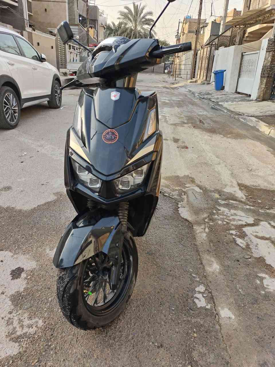 السلام عليكم للبيع دراجة شحن سكنس بطاريات كرافين
هديه وياها خوذه وقناع
1 _ نظام البك R +نظام الامان P 
2_ملف 2000W+سرعه ٦٠ حقيقي +٣سرع
3_لايت  زنون عالي  ناصي + اشاير يمنه ويسره
4_نظام سرقة
5_سويج عدد 2+بصمة عدد 2 + كارت تشغيل NFC
6_بطاريات عدد6 كبار كرافين مسطره جديدات انتاج 2026
7_تشغيل عن بعد 
8_ دراجه ثكيله رزنه بلمشي السريع 
الدراجه كلش جديده مصارلها شهرين عندي مابيها لا طخه ولا شخطه حاطها مال بيت
السعر ٨٣٠ وبيها مجال بسيط 

  الرقم الهاتف/ ***********  واتساب 

 العنوان /البياع
