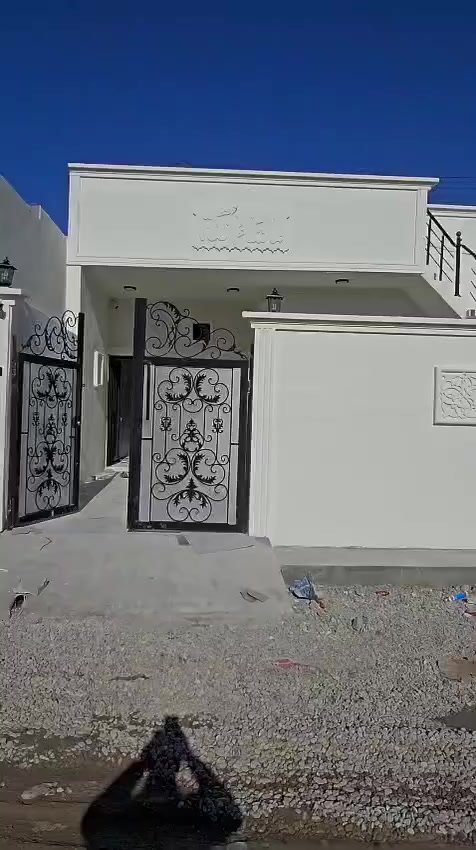 دار للبيع زراعي مساحة 150متر طابق واحد موقع حي بدر خلف مول حسين غرفتين نوم واستقبال هول مطبخ وصحيات كراج البيت فول سيراميك سقف مغربي واجهه فلين نضام دكت بعد صفر مامسكون اي استفسار عله خاص او اتصل ***********
