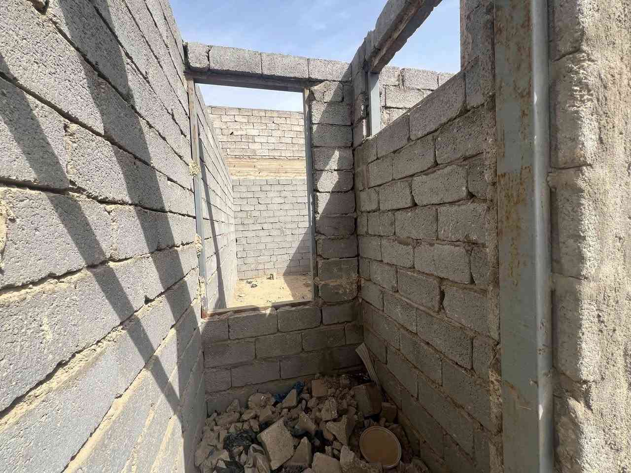 السلام عليكم هيكل ١٥٠ متر مربع  موقعها مقابل باب الخروج مطار النجف  ماء وكهرباء موجود تبعد عن شارع المطار ٢٠٠ متر السعر ٢٧ وبيها مجال ***********
