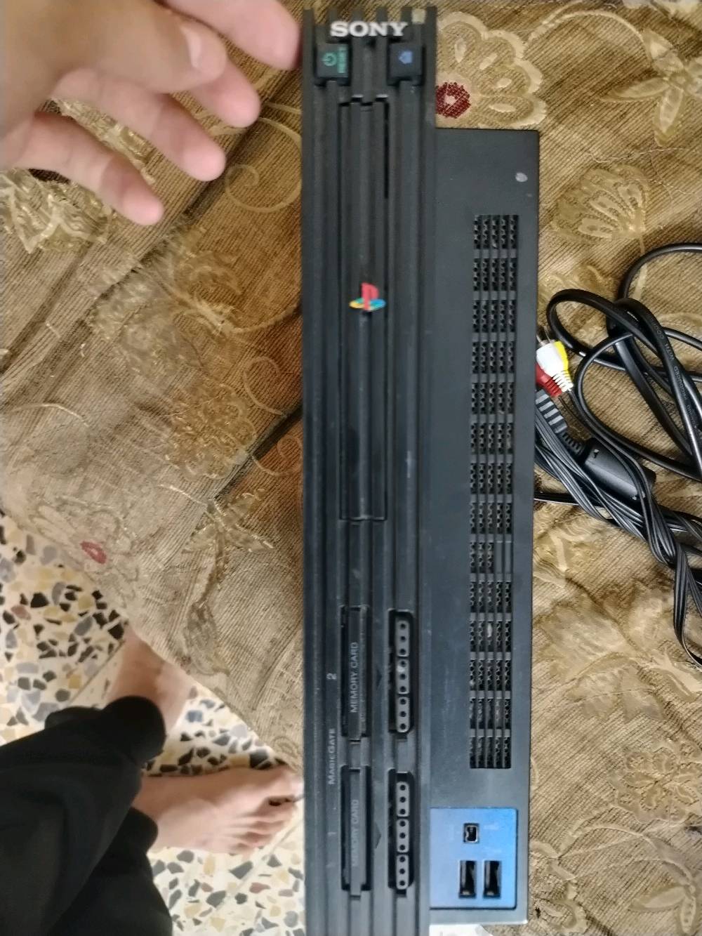 السلام عليكم ورحمة الله عندي بلي 2 اصلي ياباني  مامفتوح من الشركه جديد ماخذه مستخدمه 3 اشهر فقط السعر 35 قفل + وياه ميموري كارت وملحقاته كامله العنوان بغداد المعلمين + للاستفسار راسلني ***********
