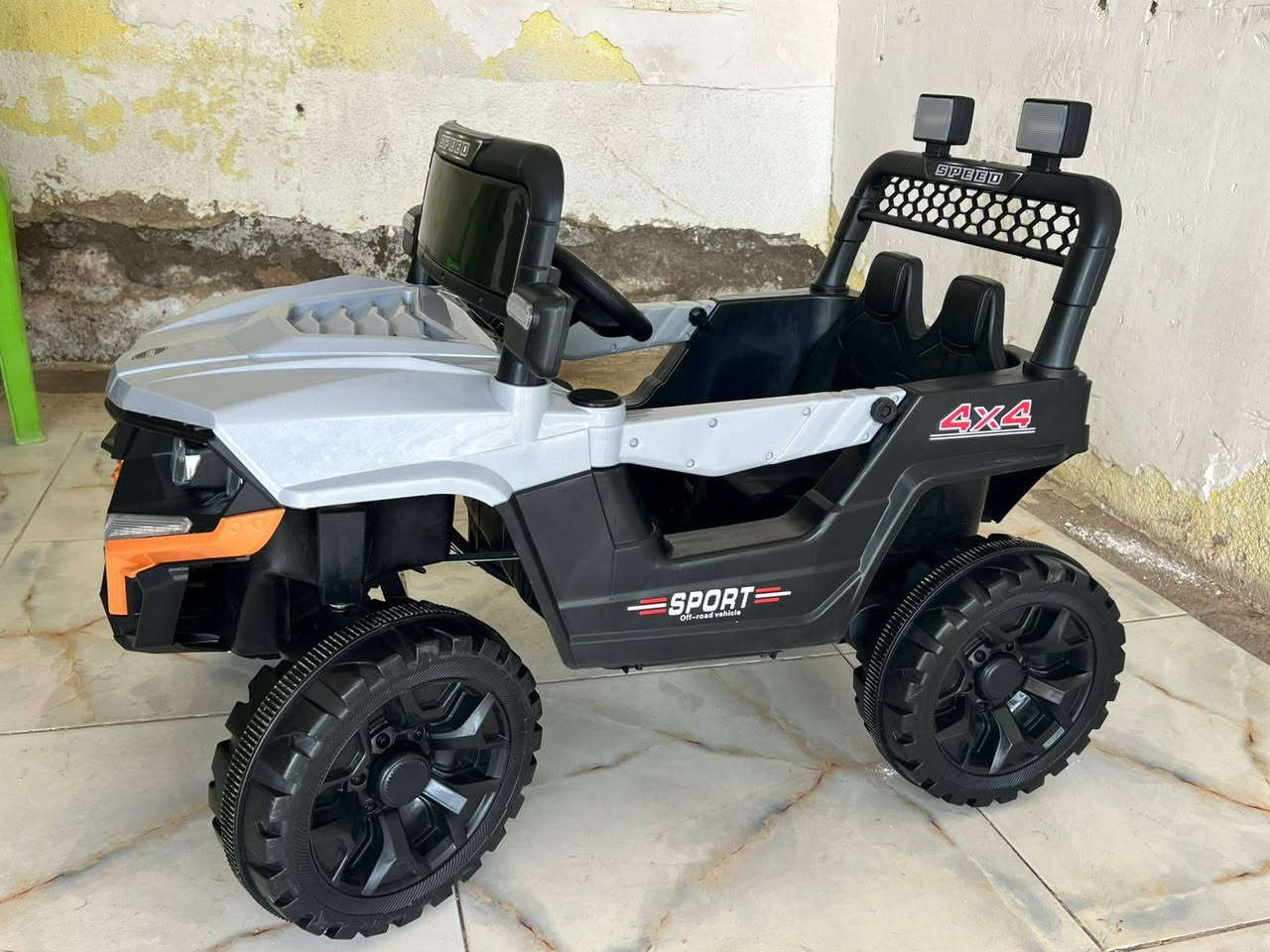 السلام عليكم
سيارة شحن باتري مستخدمة شهر واحد فقط 
سيارة حلوة ومرتبة 
تحمل وزن 8 سنوات 
سعرها 175 وبيها مجال  
للاستفسار مراسلة الحساب او الاتصال ***********
