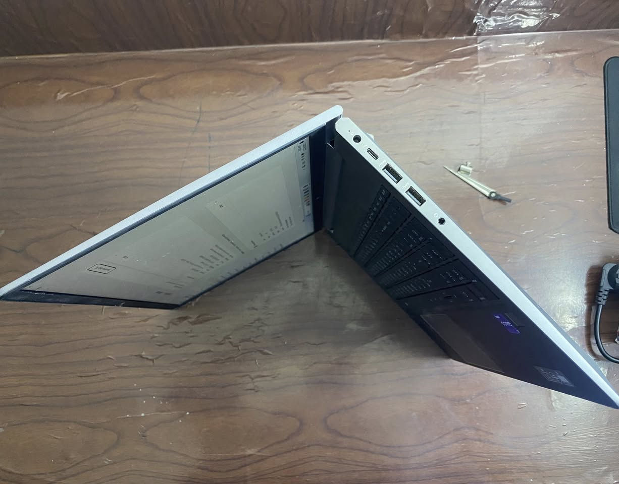 للبيع لابتوب Workstation قوي جدًا – استخدام احترافي
🔹 الموديل: HP ZBook Power 15.6 inch G8

🔹 المعالج: Intel Core i7-11850H (الجيل 11)

🔹 الرام: 32GB RAM

🔹 كرت الشاشة: NVIDIA T1200 Laptop GPU

🔹 النظام: Windows 11 Pro أصلي

🔹 الحالة: ممتازة جدًا، شغال بدون أي مشاكل

الأداء والاستخدام:

اللابتوب يتحمّل ويشغّل بسلاسة البرامج الثقيلة والمتقدمة، ومناسب جدًا للعمل الاحترافي.

برامج التصميم والمونتاج التي يتحمّلها:

 • Photoshop

 • Illustrator

 • Premiere Pro

 • After Effects

 • DaVinci Resolve

 • Blender

البرامج الهندسية والمعمارية التي يتحمّلها:

 • AutoCAD

 • Revit

 • 3ds Max

 • SketchUp

 • Lumion

 • SolidWorks

 • ETABS

 • SAP2000

مناسب للرندر، المشاريع الكبيرة، والعمل المتعدد بدون تهنيج.

السعر المطلوب: ٩٠٠ ألف دينار عراقي

المكان: (بغداد)

 للتواصل: خاص/وتساب فقط ***********
