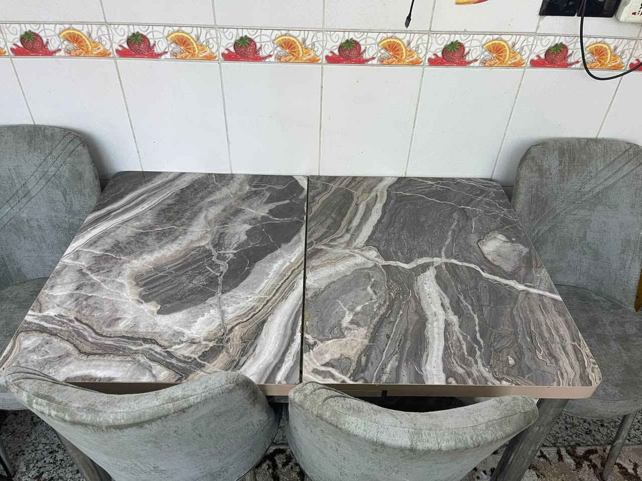 السلام عليكم 
صومية خشب صاج والارجل بلوك وميز طعام 4 كراسي  يتكبر ويتصغر للبيع قيم واخذ المكان بغداد الدورة الكفاءات ***********
