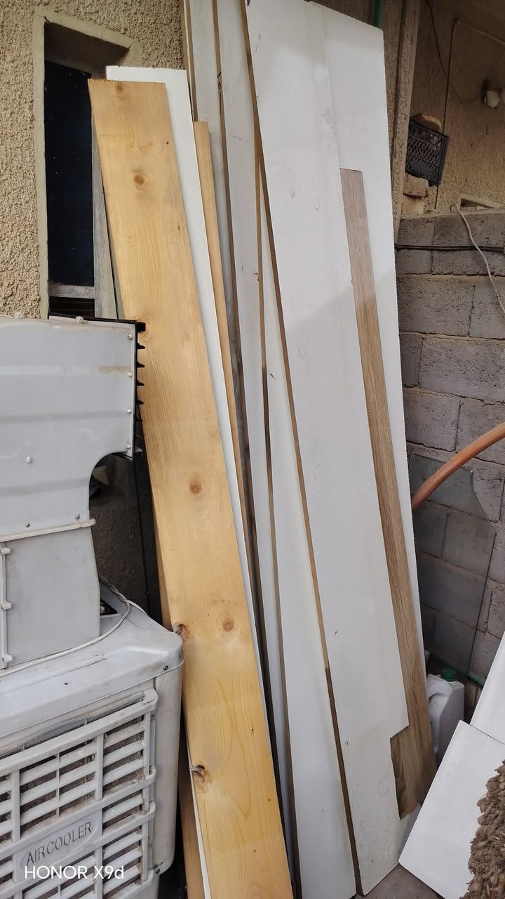 سلام عليكم فاترينات جدد استخدام قليل للبيع معا رفوف خشب ابيض لتواصل وتساب *********** او ***********
