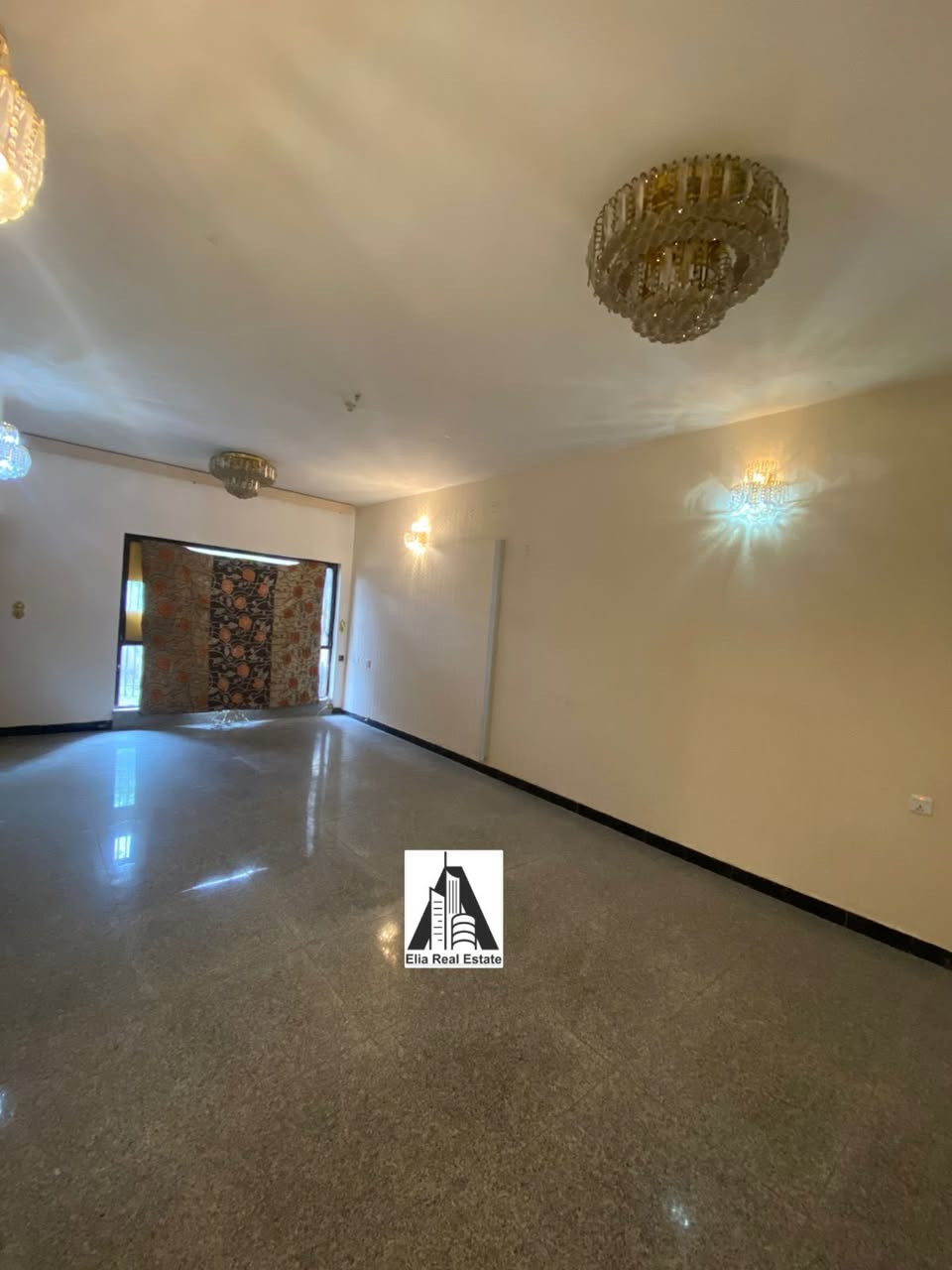 للأيجار في السيدية
بيت 160 متر نظيف 
يحتوي على كراج سياره وحديقه 
ومدخلين : 
الطابق الارضي :  استقبال ومطبخ وهول حولي وغرفه نوم و صحيات 
الطابق الثاني : غرف نوم عدد 2 وصحيات وسطحين 
الموقع : السيدية مربع التصنيع شارع 15 متر 
الايجار مليون وربع مع مجال  
للاستفسار اكثر *********** حمزة 
مكتب ايليا للعقار
