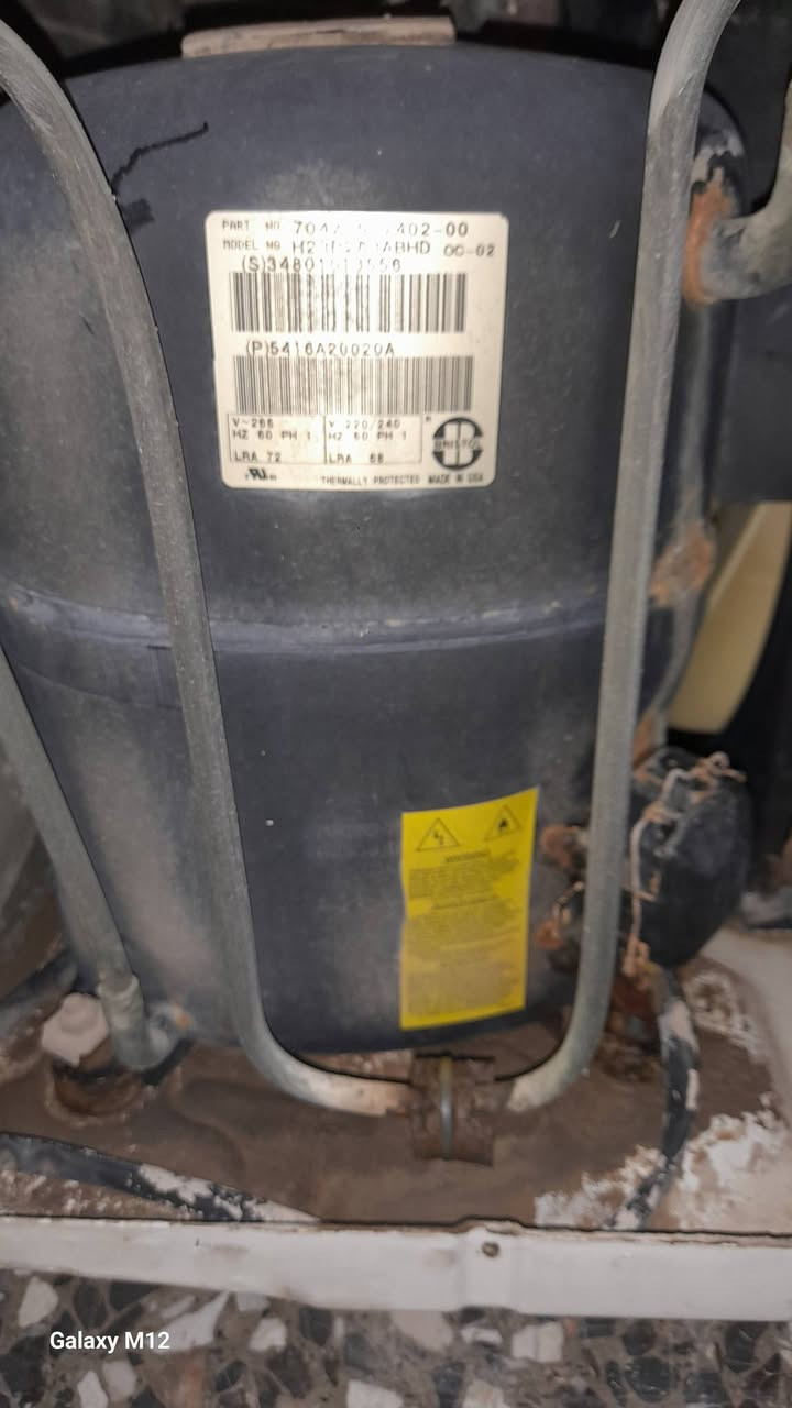 مكيف ال جي حجم ٢طن  كلش نضيف اخذتة اول العام والله شاهد لا داخل تصليح ولا ملعوب بيه وتبريدة ثلج ماشالله واليوم نزلتة غسلتة لان جان تراب وعفتة حتة اليجي يشوفة ويفحصة واي استفسار هذا رقمي *********** ومكاني شارع فلسطين وشكرا
