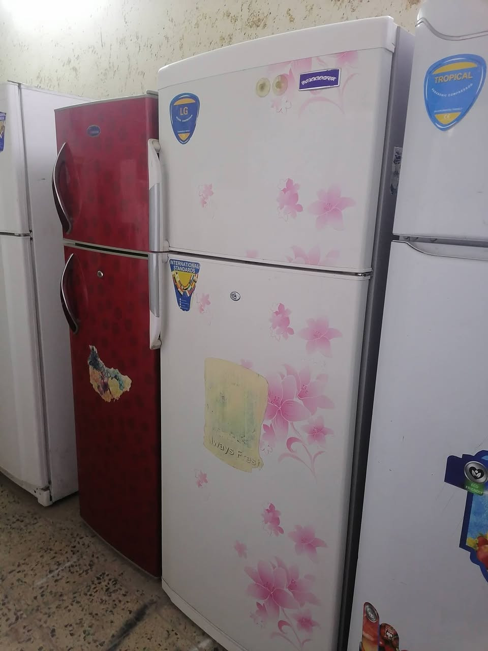 ثلاجات ومجمدات للبيع كلة نظيف بحالة جيدة جدا وكلة تركي الاصلي والاسعار مناسبه وبيهن مجال للطيبين المكان بغداد مدينة الصدر الشراي يتصل علة الرقم ***********
