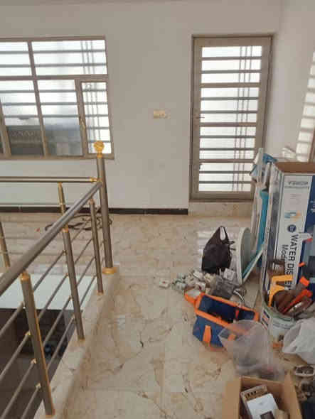 مشتمل مساحة ٨٥م ٤م وربع نزال ٢٠م طابقين ثلاثة نوم استقبال حولي مطبخ خدمات مدخلين الشعب حي التجار الاولى مقابل متوسط الجندي الباسل بناء حديث شارع نافذ السعر ٢٩٥مليون فارغ حاليا 
مكتب الشعب للعقار الشارع المقابل لمطعم حجي عادل ومصور الكنز هاتف ***********
