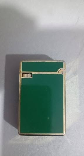 وضع AI
هذه القطعة عبارة عن قداحة  غاز عتيقة (Vintage) من العلامة التجارية اليابانية Keyston. 

أهم تفاصيل ومواصفات القطعة

بلد المنشأ: اليابان (Japan) كما هو محفور في الأسفل.

الفترة الزمنية: تعود هذه القداحات غالباً إلى فترة السبعينيات من القرن الماضي (حوالي عام 1970 وما قبله).

التصميم: تتميز بهيكل كلاسيكي مستوحى من تصاميم الماركات الفاخرة مثل S.T. Dupont، ومطلية باللون الذهبي.

نوع الوقود: تعمل بغاز البيوتان (Butane Gas)، ويظهر في الأسفل برغي الصمام المخصص لتعبئة الغاز وتبديل حجر الولاعة (الفتيل). 
تُصنّف هذه الولاعة اليوم كقطعة "أنتيك" مميزة يفضلها هواة جمع المقتنيات القديمة.


**إذا كنت صاحب هذا الإعلان وتريد حذفه لأي سبب، رجاءا أرسل رسالة إلى الدعم الفني**