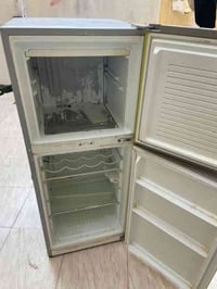 ثلاجه نضيفه مابيهه شيي تبرد ثلج عوزهه بس ربله مال الباب الفوك…07862674...