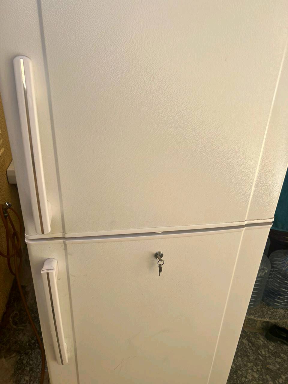 ثلاجة بحالة جيدة للبيع. الثلاجة نظيفة ومجهزة من الداخل برفوف معدنية متينة لتخزين مثالي. مفتاح الأمان موجود لضمان حماية إضافية. مثالية للاستخدام المنزلي أو في المكتب. متوفرة بسعر مناسب.