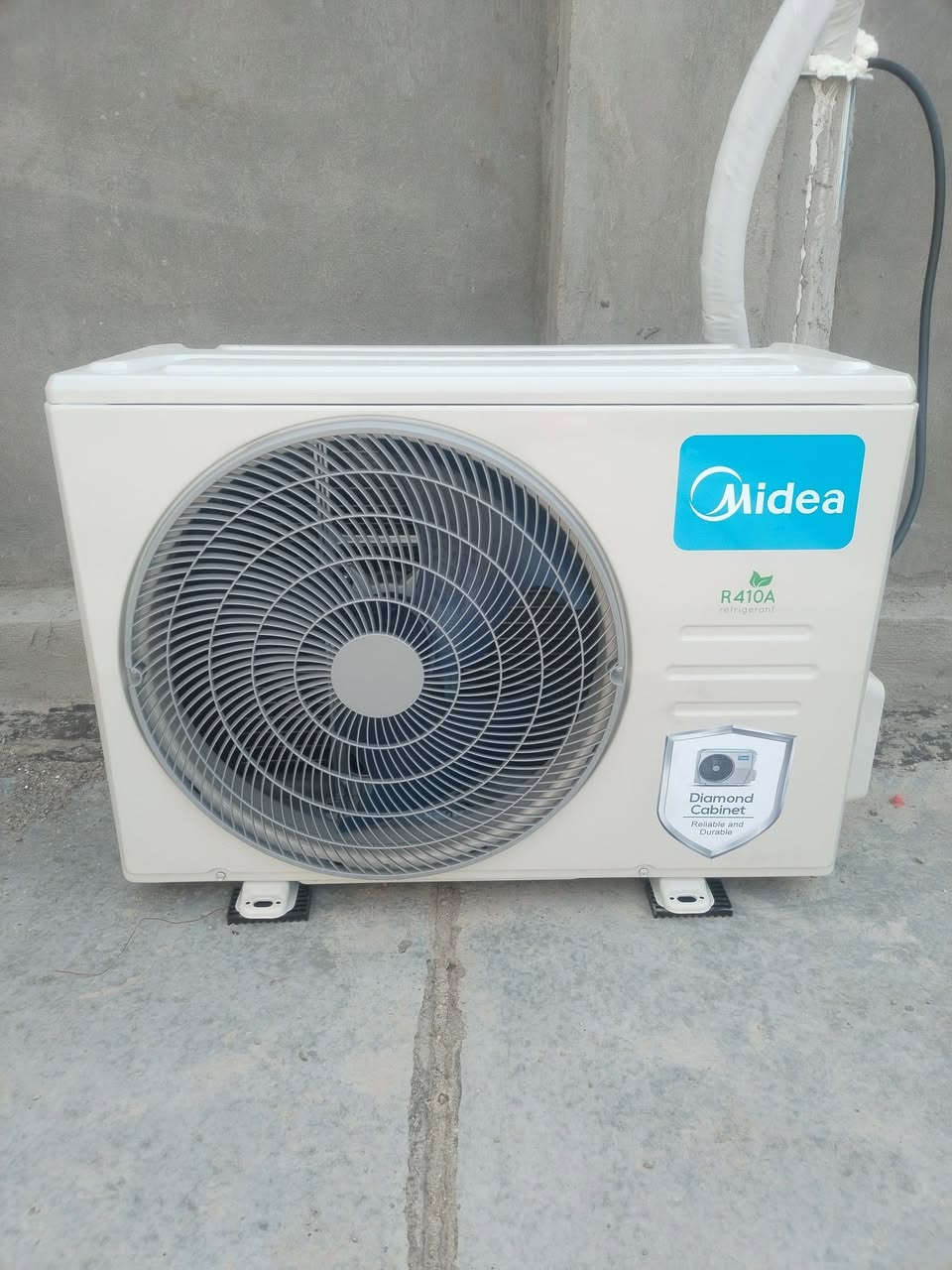 #تجهيز_وتنصيب_وصيانة 
تم وبحمد الله نصب سبلتين ميديا واحد طن تحكم بالامبير في منطقة الشعله
اخوان نصيحه من اخوكم الصغير الي عده تنظيف سبلت والي عده نقل سبلت والي سبلته تعبان ويريد يشد جديد خلي من هسه يجهز وضعه لان بالصيف الفني الزين والمضبوط ما تلكاه هاي وحده واذا لكيته راح يكون مستعجل وما يتأنه بالشغل واحتمال يحدث خطأ هاي اثنين جهازك غالي لا تخلي اي احد يركبه روح الجهاز وكفائته بتنصيبه هاي تلاثه 
*********** واتساب
