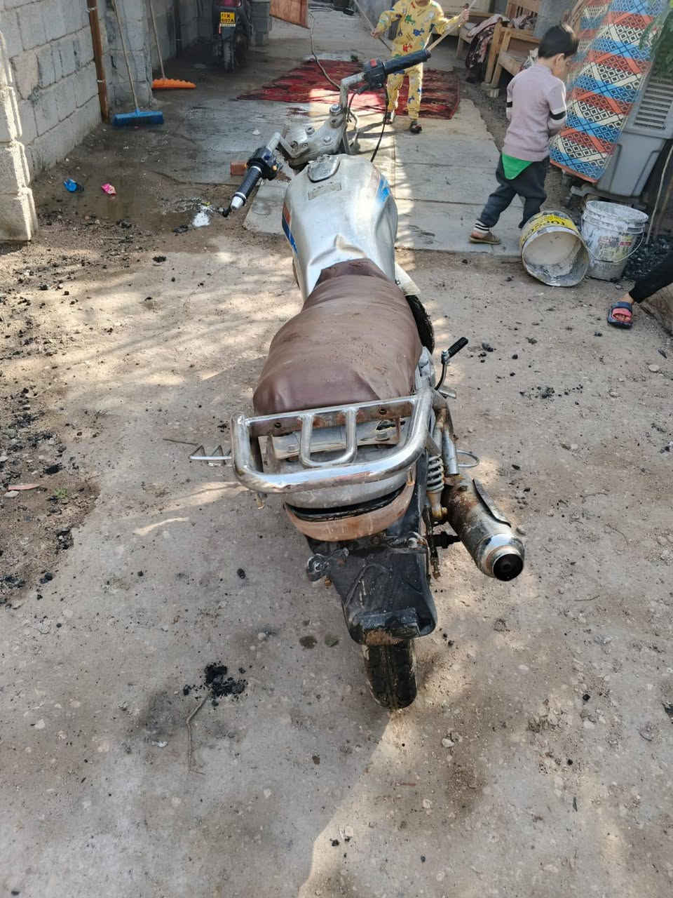 سلام عليكم دراجه دايون باب أول دراجه نظيفه بدون أوراق كربلاء كنطرت السلام السعر 250وبيه مجال رقم الموبايل ***********
