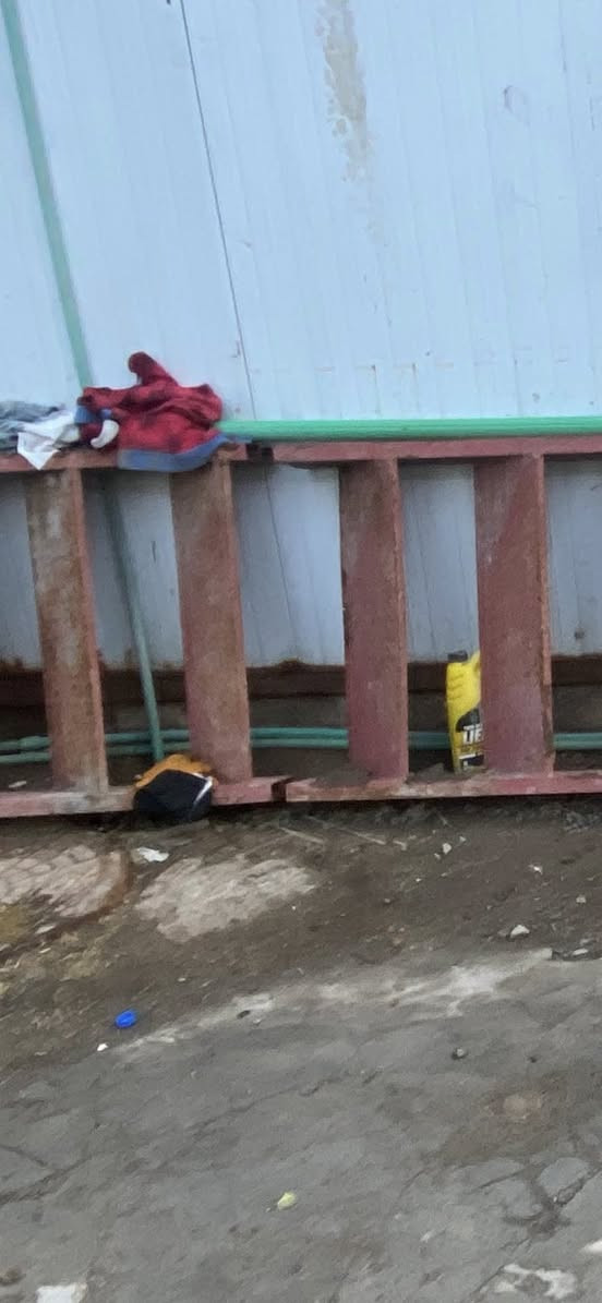 متاح درج حديد.    6 متر  متكون من قطعتين شغل درجه أوله استخادم قليل. البايه مالته جكر بليت.  حديده قوي  وتجي وتشوف بعينك. مكاني بصره معقل قرب الساعه اليريده. بخدمته سعر 650. وبي. مجال قليل ***********
