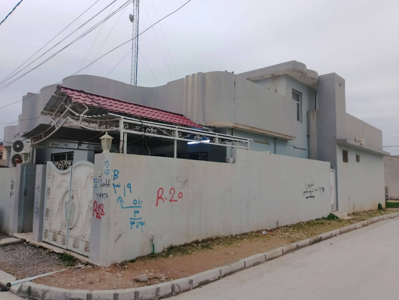 سعر مناسب جدا جدا جدا 
بيت للبيع سكني ملك صرف طابو الزهور
المساحة ٢٠٠ متر ١٠×٢٠ م ركن 
طابق واحد غرفتين نوم 
المنطقة حي السماح الثانيه مقابل حديقه 
موقع مميزا جدا جدا جدا 
من الشرعي مباشر شرط التحويل 
للاستفسار الاتصال على الارقام التالية:
***********
***********
مكتب عمر النعيمي لتجارة للعقارات والمقاولات العامه نستقبل جميع العروض العقارية يوجد لدينا بناء بيوت نظام اقساط
