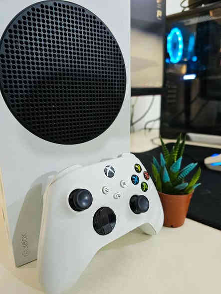 Xbox series s | اكس بوكس سيريس اس
جديد كلش نظافة 99% كامل غراض وكارتونه وياه+جويستك كيم سير همين جديد كارتونه وياه مكاني ناصريه الاسكان الصناعي 
سعر 400 الف
رقم الهاتف/*********** متوفر واتساب
