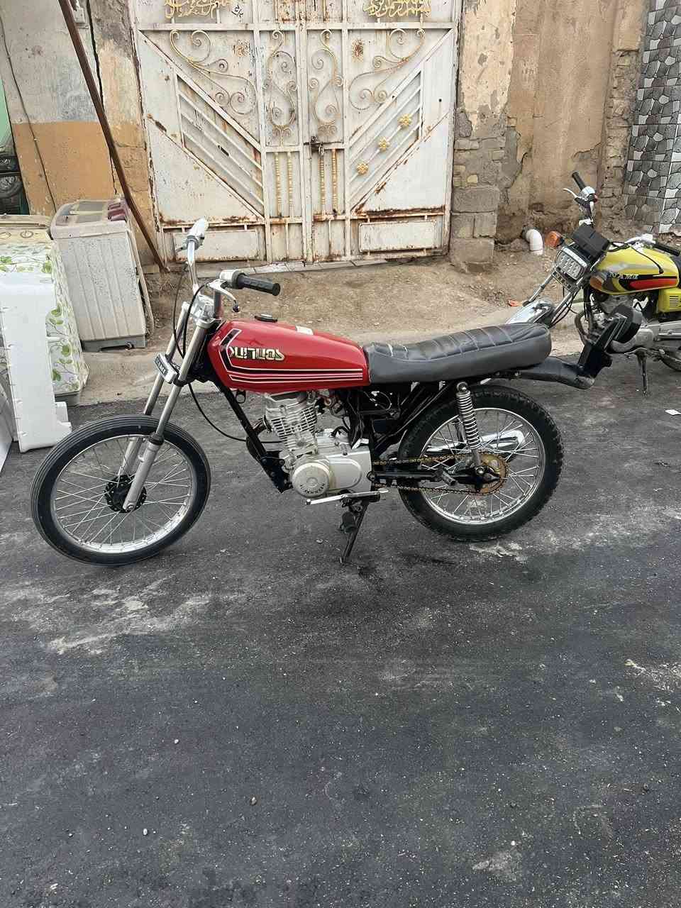 سلام عليكم دراجه للبيع شاصي 14 وغراض ٢٤ محرك رابيدو مبدل بستم ولفات دراجه اوراق سعرهه500 وبيهه مجال مكاني واسط قضاء الحي شراي تصل ***********
