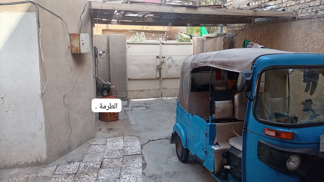 بيت في منطقه الحسينيه في السكلات في منطقه 13  
مساحة البيت 200م 
عدد الغرف 4 ..غرفتين طابق ارضي كاملات فقط غرفة وحده بيها رطوبة قليلة .و غرفتين طابق ثاني قيد الانشاء.  وايضا يوجد فيه محل مثل. ما موضح بالصور 
اما باقي البيت من الاستقبال و الصاله و المطبخ والحمام كل البيت نضيف ومابي شي. ما عدا الي ذكرتهن .
مساحة الاستقبال 5x5.5
مساحة الغرف الطابق الارضي4x4  
مساحة الغرف الطابق الثاني . الغرفة الثالثه 4x4 
ومساحة الغرفه الرابعه طابق ثاني . 5x5.5..
السعر 110 مليون و فيه مجال و  ان شاء الله خير 
للتواصل 
***********. واتساب فقط
