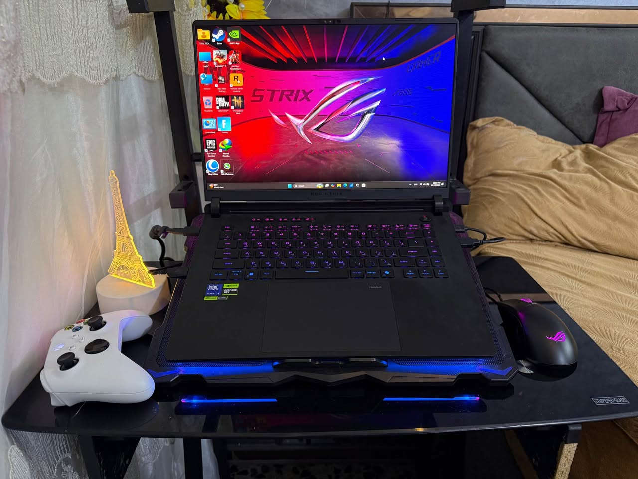 لابتوب Gaming احترافي للبيع – أقوى مواصفات حالياً

النوع: ASnoUS ROG Strix Scar 16 G635LW
الحالة: جديد / استخدام خفيف جداً

المعالج: Intel Core Ultra 9 275HX (أقوى معالجات الجيل الجديد)
كرت الشاشة: NVIDIA GeForce RTX 5080 – ذاكرة 16GB VRAM – قدرة 175W
الرام: 32GB DDR5
التخزين: 1TB SSD NVMe PCIe 4.0 (سرعة عالية جداً)

الشاشة:
 • 16 بوصة
 • دقة WQXGA (2560×1600)
 • تردد 240Hz
 • زمن استجابة 3ms
 • تغطية ألوان 100% DCI-P3
 • سطوع يصل إلى 1100 nits
 • شاشة ROG Nebula IPS أصلية
 • تدعم MUX Switch و NVIDIA Advanced Optimus

الاتصال:
 • Wi-Fi 7
 • Bluetooth 5.4

المنافذ:
 • USB 3.2 ×2
 • USB-C 3.2
 • USB-C 4.0

الملحقات الأصلية:
 • حقيبة ASUS
 • ماوس ROG Gladius III

مميزات الجهاز:
 • مخصص للألعاب الثقيلة جداً والتصميم
 • يشغل أحدث الألعاب على أعلى إعدادات
 • تبريد قوي جداً
 • شاشة احترافية للألعاب والمونتاج.

مع الضمان 🔥
وكامل الملحقات والكارتون 2 واللزكات👌🏽🔥🔥🔥 بغداد, العراق


**إذا كنت صاحب هذا الإعلان وتريد حذفه لأي سبب، رجاءا أرسل رسالة إلى الدعم الفني**