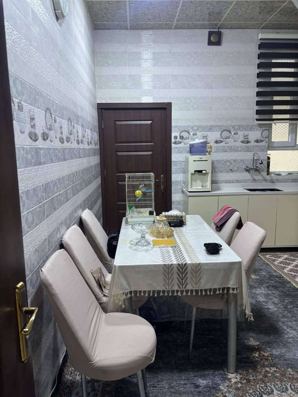 سلام عليكم عندي بيت م 200 طابقين فول درج داخلي وخارجي عنوان حي بدر مقابيل استداره و خدمات وليد
سعره 115 بيه مجال 
رقم ***********
