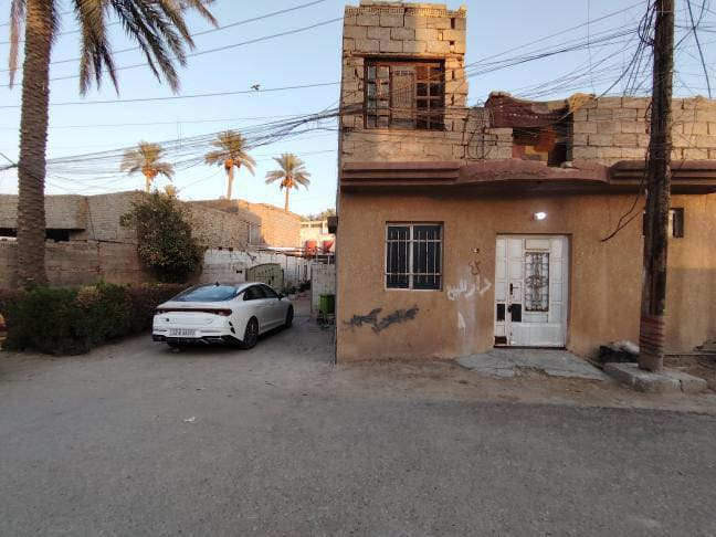 السلام عليكم البيع بيت مساحته 500له مع مشتمل خارج دار بيت كامل مكمل حدايق ثلاثه طرمه كبيره بيت طابقين بيت خير من الله مكان بغداد المدائن باوي من جهه صحه خلف بيت زيد المحامي الإنستفسار مع صاحب دار ***********
