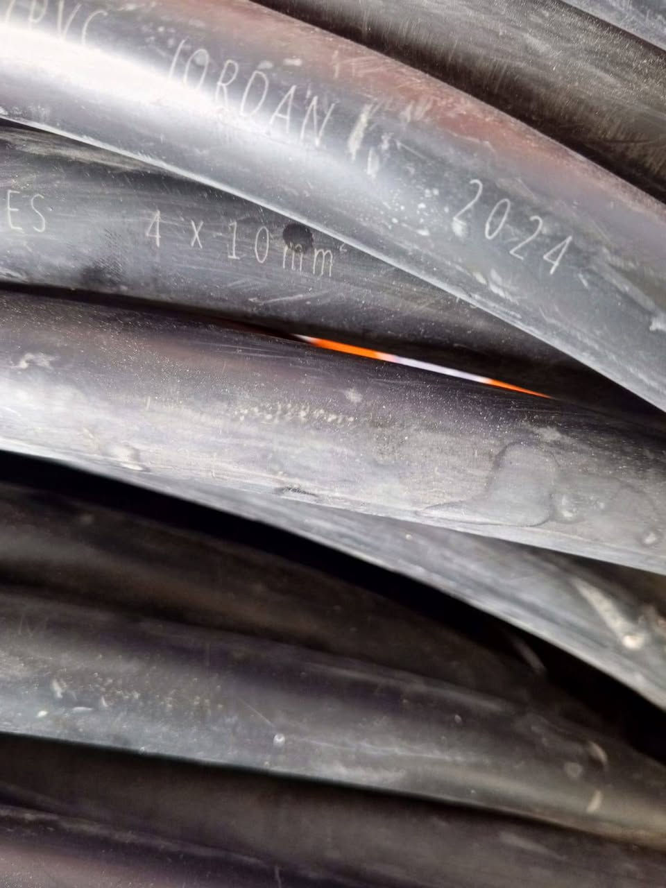 السلام عليكم كيبل 10×4. جديد مامستخدم انتاج 2024  الطول 55 متر   العنوان ابي الخصيب 
هاتف ***********
