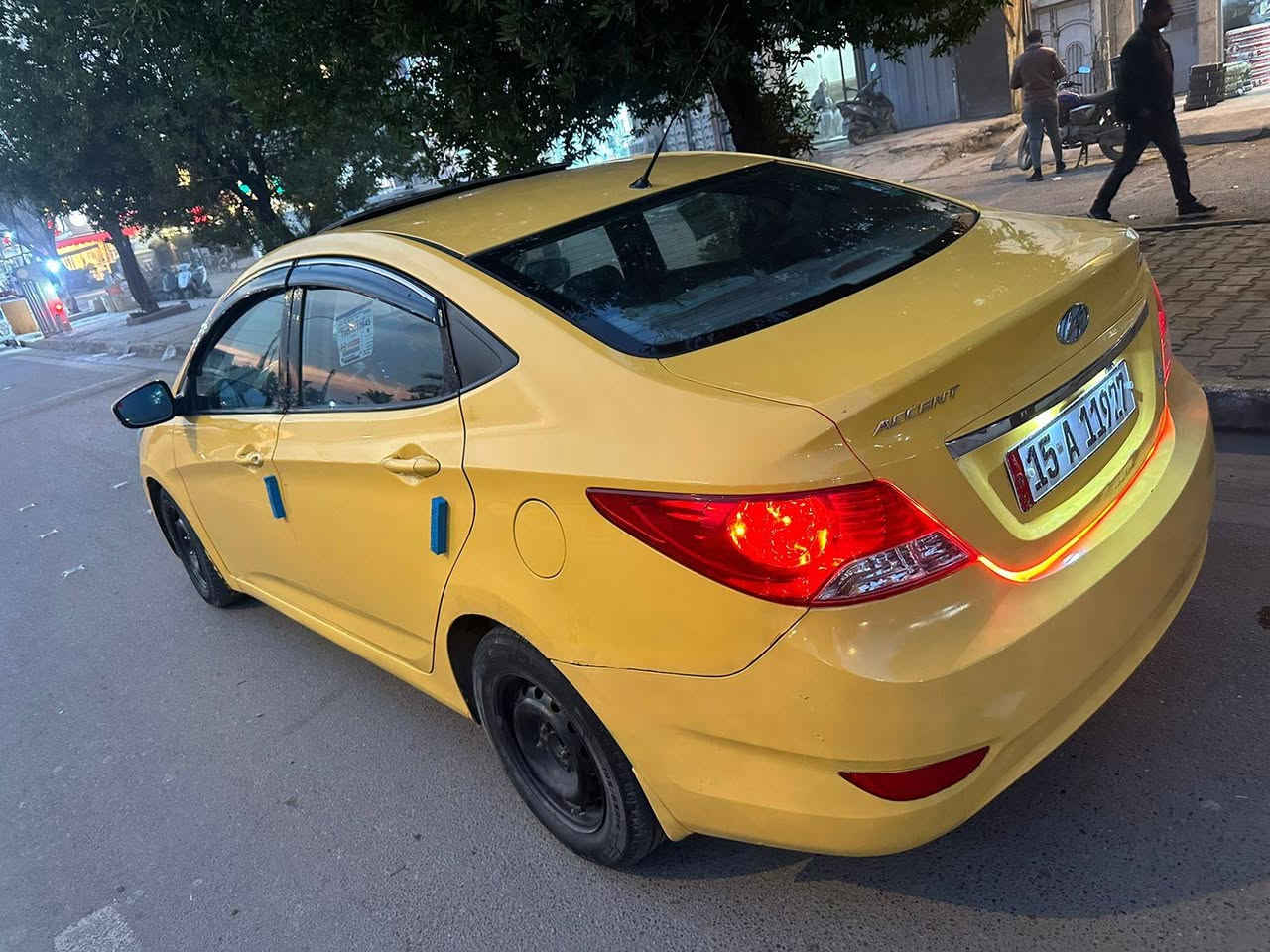 من رخصه الادمن المحترم
اكسنت ١٠١١ خليجي مكفول من الضربه 
بيهه طخه بصيطه ب جاملع خلفي 
مكينه ١٦٠٠ دوش 
رقم الانبار بسمي مصفره هيئه وغرامه 
ورقم دولي وهزه جديده شرط التحويل 
المكان بغداد الغزليه 
السعر 76 وبيهاا مجال بسيط.
رقم *********** واتساب
