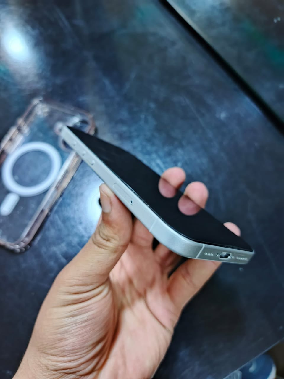 ‎السلام عليكم أيفون 16عادي ذاكره 128 لون ابيضّ جهاز نظيف ما مستعمل هواي بطاريه ١٠٠ مشحون ٤٠ مره كامله غراضه كيبل كارتونه بعده بضمان سعره 950 العنوان بغداد بلديات تقاطع كهرباء تواصل ***********
