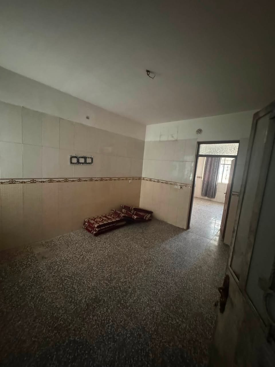 شقه للايجارالشعب مقابل مطعم حجي عادل
غرفه وصاله وخدمات طابق ثاني 

معروضه بمكتب الكناني *********** 

٢٥٠ قفل
