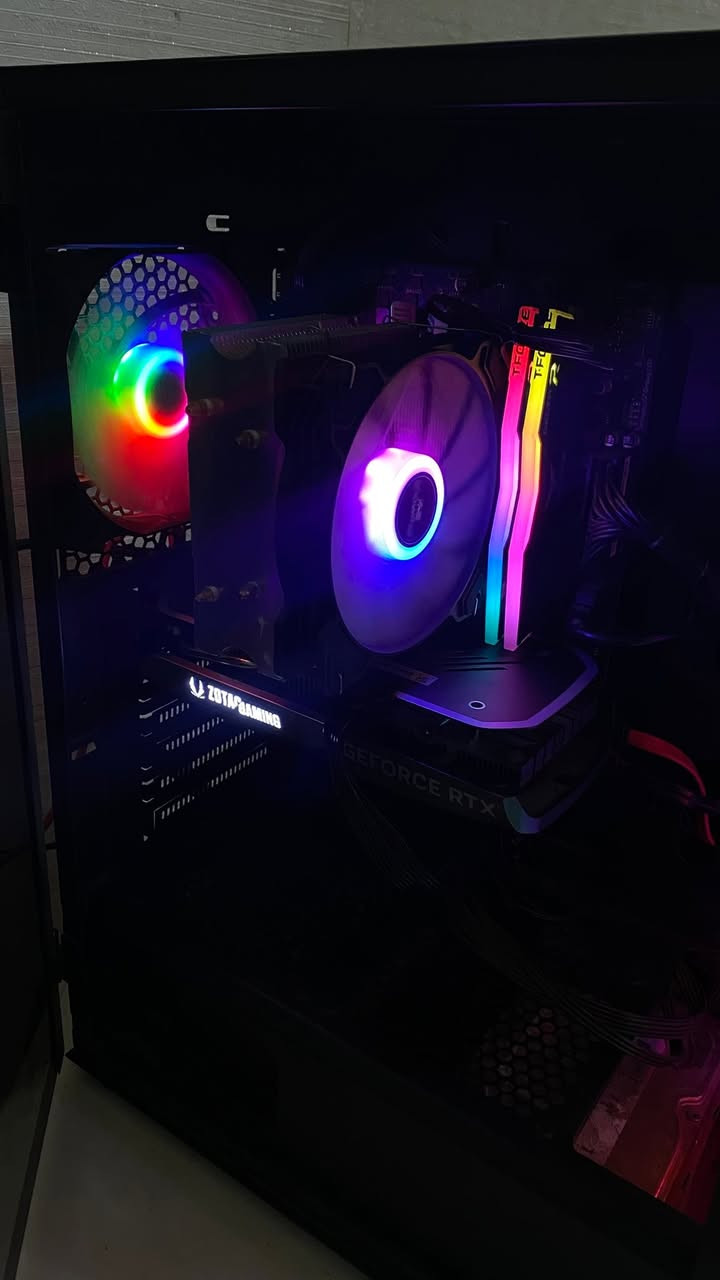 السلام عليكم
Core i5 12400f جيل الثاني عشر 
Cooling : مبرد هواي ag400
RTX 4060 8g OC zotac gaming 
‏RAM : 16 8*2 3600 T-force RGB 
M.B : msi h610m d4 pro 
SATA : ssd 256  + 500 hdd
PSU : 750 W 80plus
كيس اسود اربع مراوح RGB
السعر 990 الف
مكاني بغداد البلديات توصيل لكل العراق
***********
