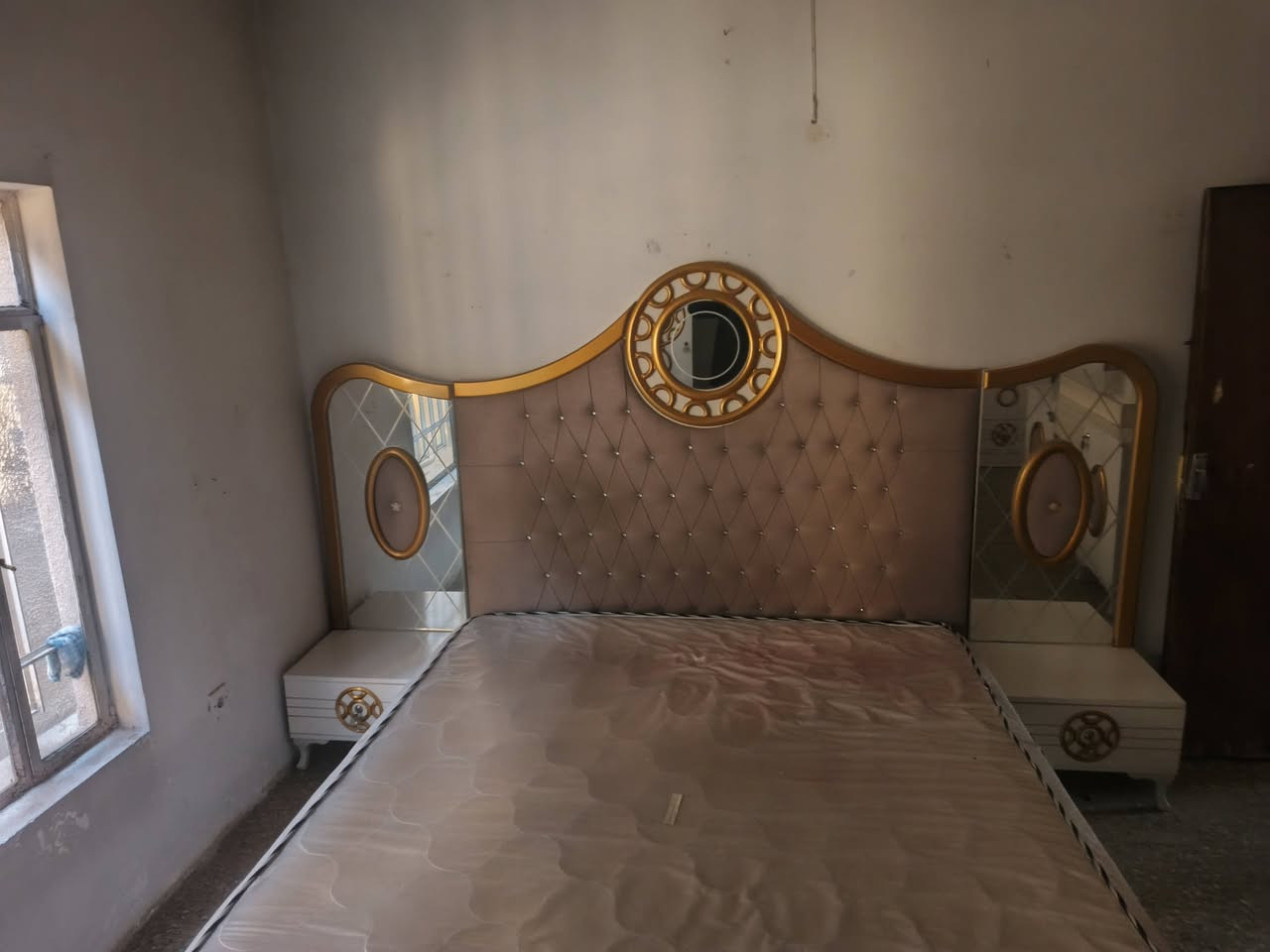 غرفه جديده صار 3شهر من اخذتهه بعدهه جديده حته دوشكهه جديد لبيع سعرهه 650  وبيهه مجال مكاني حي ندائ هاذه رقمي ***********
