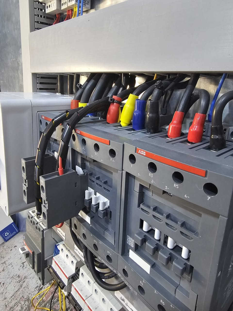 الحمد لله دائماً وأبداً ...
اكمال بورد ATS  ثلاث مراحل ....
وطني ..
طاقة شمسية  ...
مولد سحب  ...

القدرة للسيطرة الكهربائية  
***********
