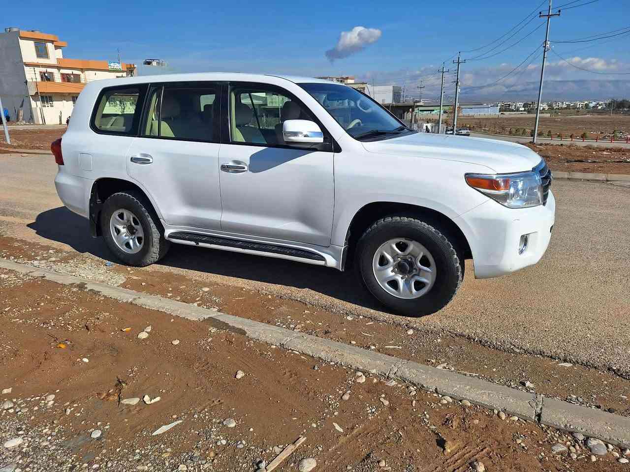 تويتا لاندكروزر موديل ٢٠١٣. مواسه فاتي G سپي به فري لويك لوك هجي پيوه نيه گيرو مه كينه ي به شرت سپانه ي لي نه دراوه  سه نه وي تازه يه تايه ي تازه يه سعري ٣٢٠ وه ره قو مه جالي زور كه م   ***********. *********** شمشمل, السليمانية
