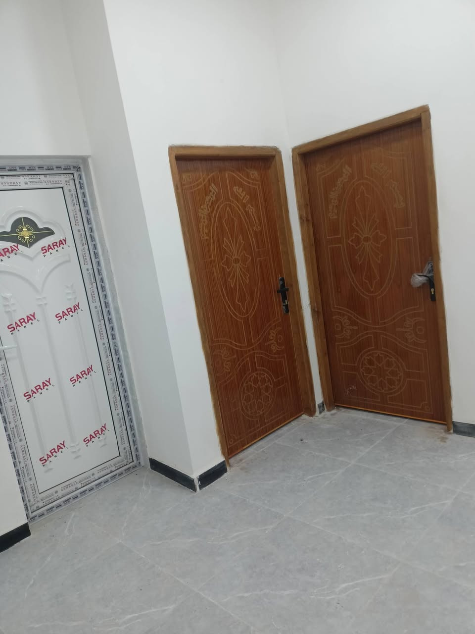 بيت وقف سني اصولي امسجل وكامل بيت جديد استوه كمل البيت مساحته 125متر البيت كله رباطات ارضي وفوك شبابيج بس سقف سندويج مثل ماموضح كدامكم البيت يتكون من قرفتين قرفه خمسه في اربعه والقرفه ثانيه اربعه في اربعه صاله اربعه في اربعه مطبخ اربعه بربعه منور حمامات خارجيه وداخليه دوانيه اربعه بربعه طارمه بيت كلش مرتب +مقطورا+كيزر+ماطور بس جيب قراضك وتكعد 
مكان البيت طريق ابوكوصرا يم سنتر طه شارع حسينيت لقمار الربعه كلش تبليط يمك ماي كهرباء كلشي متوفر 
سعر البيت 40وقابل لتفاوض للستفسار اتصل على رقم ***********
