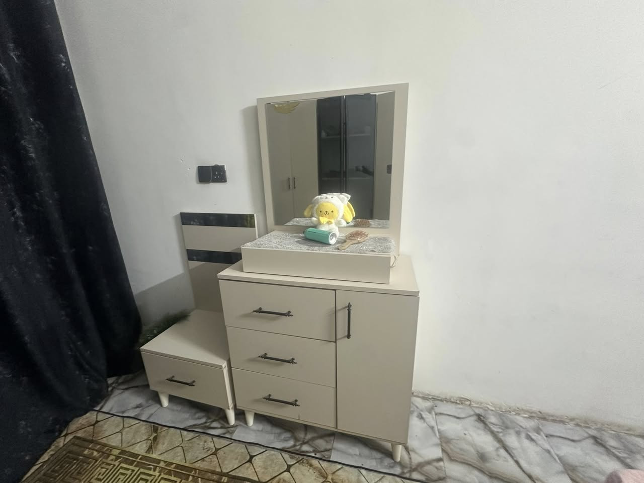 سبالت عدد اثنين توسوت امفيرتر طن شغال (‎مليون  1000000)
غرفة نوم خمس قطع (كنتور جرباية كوميديات ميز تواليت ) 550 الف مع الدوشك طبي 

بنكات عدد 4 (40 الف)

اسرة مفرد عدد 2 (150) 

كنتور بابين خشب عراقي (200)

كنتور حديد ثلاث بوب (100)

غسالة سامسونج 18 كيلو جديدة (400)

براد ماء  نوال(100)

ميز طعام خشب زان مع كراسي تكمة 

ثلاجة (300)

مجمدة(300)

طباخ خمس عيون وفرن إيطالي (400)

كاونتر خشب ام دي اف اصلي سنك مع ملحق أرضي وتعليق 3 قطع(750)

لوحة ولسوف يعطيك ربك فترضى(20) 

تخم عشر مقاعد حرف L اسود (450)

كومديات بلاستيك عدد 2 (50)

ملاحظة تباع دفعة واحدة ،4810000 اربع ملايين  وسبعمائة وثمنمائة وعشر الف دينار

التواصل


**إذا كنت صاحب هذا الإعلان وتريد حذفه لأي سبب، رجاءا أرسل رسالة إلى الدعم الفني**