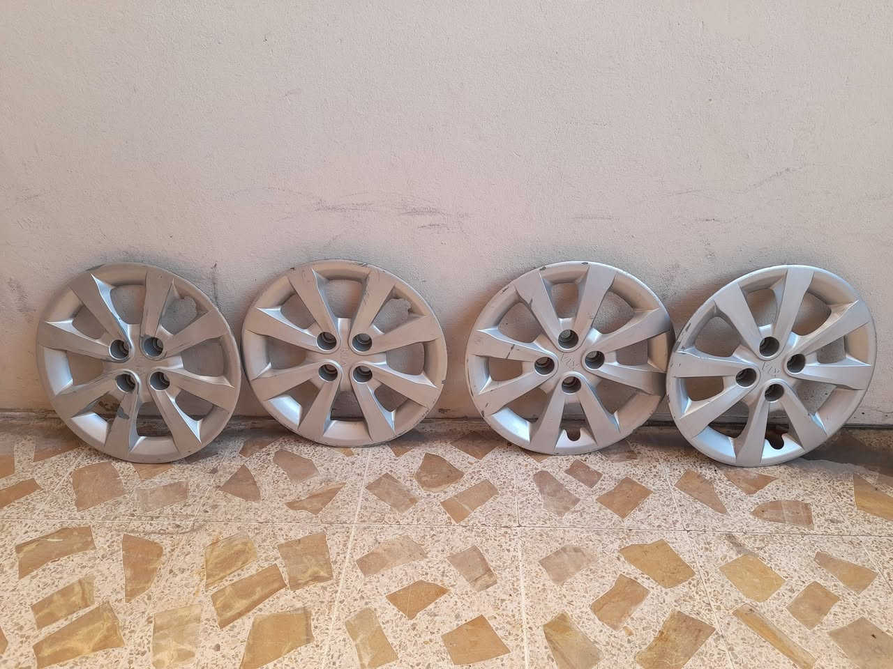 ويل عادي وتايات انضاف فوك النص وكبات كيا ريو الحجم ١٥ السعر ٢٧٥ وبي مجال ***********
